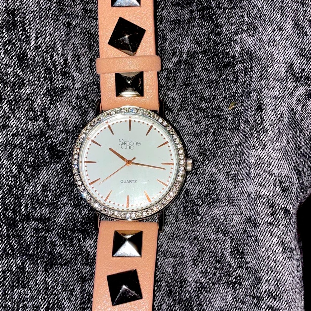 Hey everyone i am selling a watch only used it once for a especial event